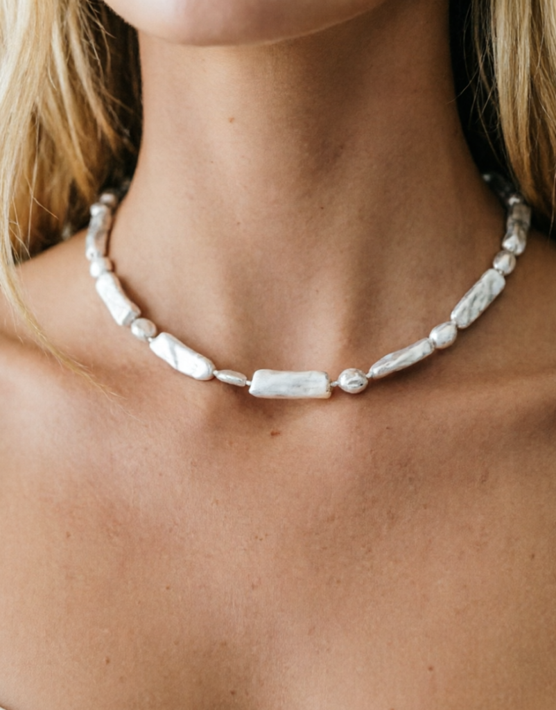 项链图片	freshwater pearl necklace on display
珍珠特写	close up of freshwater pearl luster