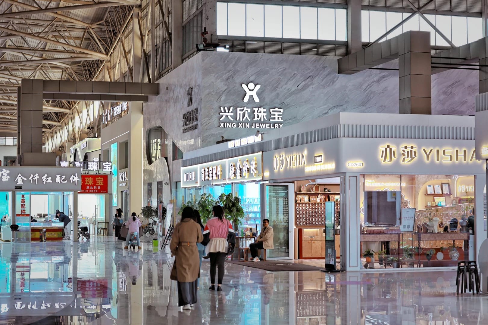 Real photo from Zhuji pearl market - shoppers browsing jewelry stores (Xing Xin, Yisha) in the world's largest freshwater pearl trading hub, AdSense EEAT evidence