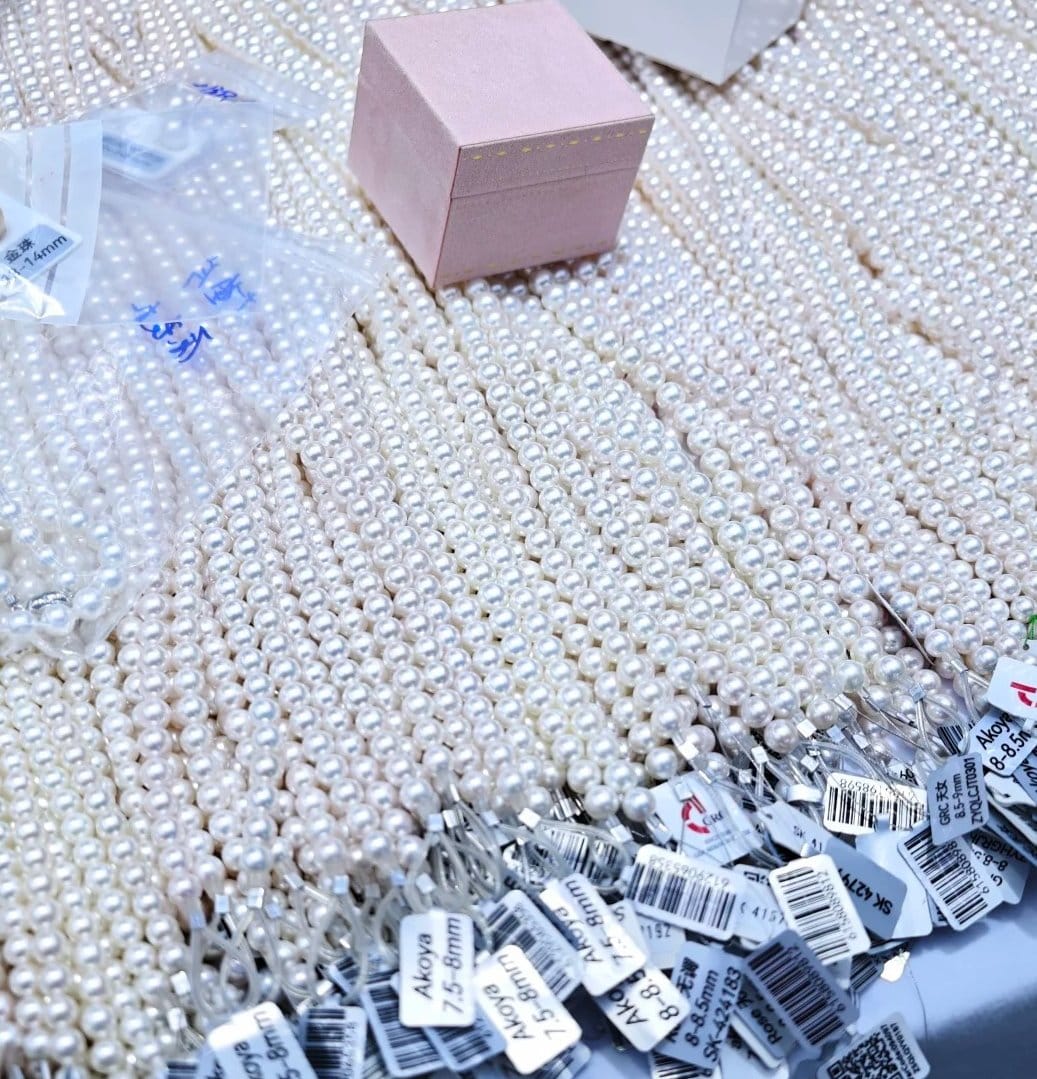 Freshwater pearls worn daily from Zhuji market